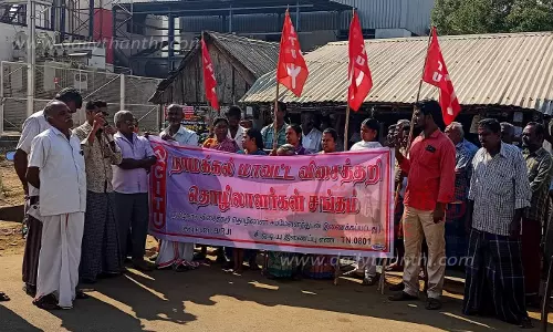 விசைத்தறி தொழிலாளர் சங்கத்தினர் ஆர்ப்பாட்டம் விசைத்தறி தொழிலாளர் சங்கத்தினர் ஆர்ப்பாட்டம்