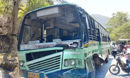 கடமலைக்குண்டு அருகே விபத்து:பஸ்கள் மோதியதில் 10 பேர் படுகாயம்