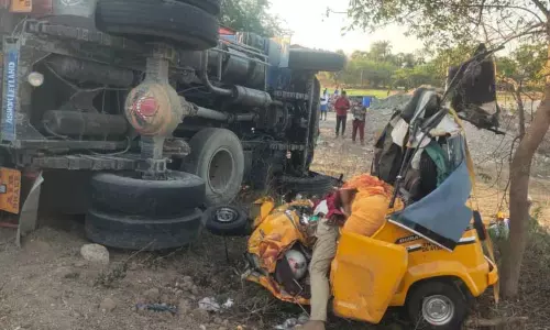 திண்டிவனம் அருகே கோர விபத்து ஆட்டோ மீது லாரி மோதல்; 4 பேர் பலி கோவிலுக்கு சென்று விட்டு திரும்பியபோது பரிதாபம்