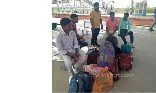 ஹோலி பண்டிகையை கொண்டாட சொந்த ஊர் புறப்பட்டு சென்ற வடமாநில தொழிலாளர்கள் ஹோலி பண்டிகையை கொண்டாட சொந்த ஊர் புறப்பட்டு சென்ற வடமாநில தொழிலாளர்கள்