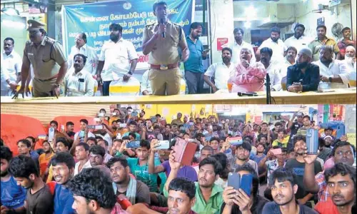 கோயம்பேடு மார்க்கெட்டில் பணிபுரியும் வடமாநில தொழிலாளர்களுடன் போலீஸ் அதிகாரிகள் ஆலோசனை கோயம்பேடு மார்க்கெட்டில் பணிபுரியும் வடமாநில தொழிலாளர்களுடன் போலீஸ் அதிகாரிகள் ஆலோசனை