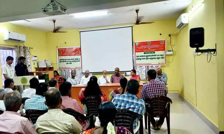 பொள்ளாச்சி அருகே நறுமணப் பயிர்கள் சாகுபடி குறித்துவிவசாயிகளுக்கு செயல் விளக்கம் பொள்ளாச்சி அருகே நறுமணப் பயிர்கள் சாகுபடி குறித்துவிவசாயிகளுக்கு செயல் விளக்கம்