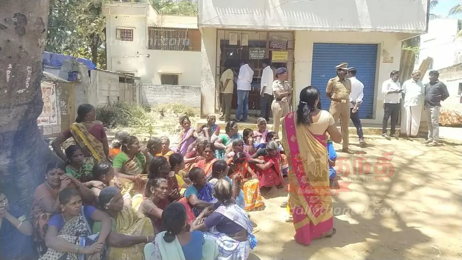 டாஸ்மாக் கடையை பொதுமக்கள் முற்றுகை டாஸ்மாக் கடையை பொதுமக்கள் முற்றுகை