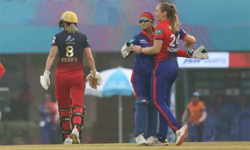 டபிள்யூ.பி.எல். கிரிக்கெட்டில் 5 விக்கெட்டுகளை சாய்த்த முதல் வீராங்கனை - தாரா நோரிஸ் சாதனை டபிள்யூ.பி.எல். கிரிக்கெட்டில் 5 விக்கெட்டுகளை சாய்த்த முதல் வீராங்கனை - தாரா நோரிஸ் சாதனை