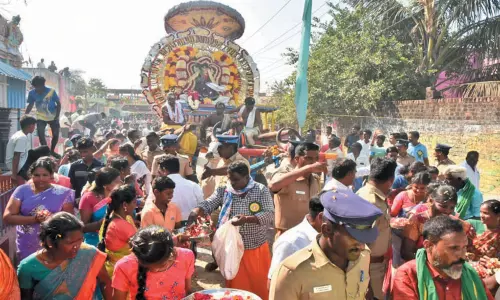 சென்னை ஐகோர்ட்டு உத்தரவுபடி படவேட்டம்மன் கோவில் வீதி வழியாக உற்சவர் ஊர்வலம்