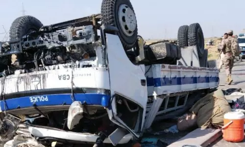 பாகிஸ்தானில் மனித வெடிகுண்டு தாக்குதலில் 9 போலீசார் பலி பாகிஸ்தானில் மனித வெடிகுண்டு தாக்குதலில் 9 போலீசார் பலி