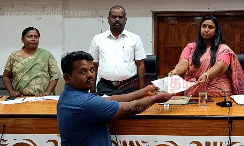 நாமக்கல்குறைதீர்க்கும் நாள் கூட்டத்தில் 229 மனுக்கள் குவிந்தனஇலவச வீட்டுமனை பட்டாவை கலெக்டர் வழங்கினார்