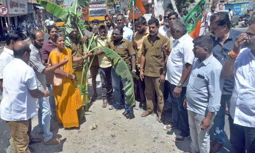 சாலையை சீரமைக்க கோரி பா.ஜனதாவினர் நூதன போராட்டம் சாலையை சீரமைக்க கோரி பா.ஜனதாவினர் நூதன போராட்டம்