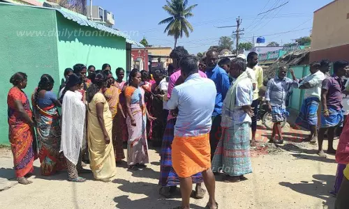 அரசு பள்ளியை பெற்றோர் முற்றுகை