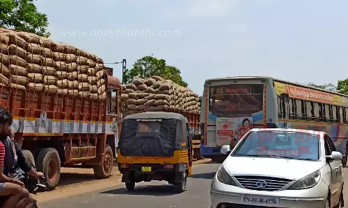 நெல் மூட்டைகளுடன் லாரிகள் நீண்ட வரிசையில் நிற்பதால் போக்குவரத்து நெரிசல்
