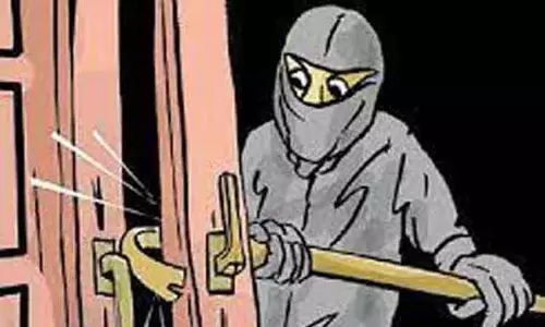 குலசேகரம் அருகே வியாபாரி வீட்டில் 300 கிலோ ரப்பர் ஷீட் திருட்டு