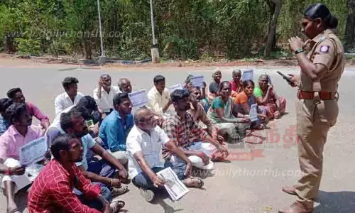 கலெக்டர் அலுவலக வளாகத்தில் பொதுமக்கள் திடீர் தர்ணா