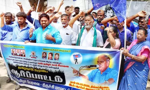 சீமானை கண்டித்து ஆதித்தமிழர் பேரவை ஆர்ப்பாட்டம் சீமானை கண்டித்து ஆதித்தமிழர் பேரவை ஆர்ப்பாட்டம்