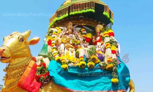மாசி மண்டல திருவிழாவையொட்டி  வைகை ஆற்றில் எழுந்தருளிய மீனாட்சி, சுந்தரேசுவரர்