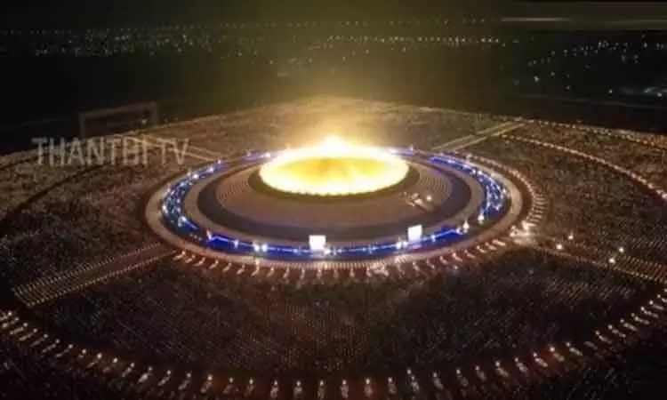 தாய்லாந்தில் மகா பூஜை தினம்: புத்த கோவிலில் ஏற்றப்பட்ட 1 லட்சம் லாந்தர் விளக்குகள் தாய்லாந்தில் மகா பூஜை தினம்: புத்த கோவிலில் ஏற்றப்பட்ட 1 லட்சம் லாந்தர் விளக்குகள்