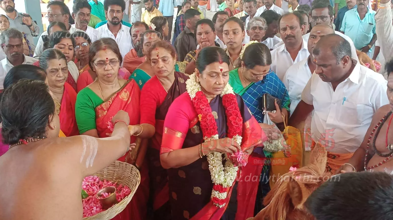 திருக்கடையூர் அமிர்தகடேஸ்வரர் கோவிலில் துர்கா ஸ்டாலின் வழிபாடு திருக்கடையூர் அமிர்தகடேஸ்வரர் கோவிலில் துர்கா ஸ்டாலின் வழிபாடு