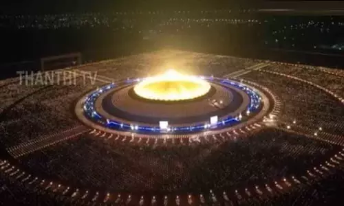 தாய்லாந்தில் மகா பூஜை தினம்: புத்த கோவிலில் ஏற்றப்பட்ட 1 லட்சம் லாந்தர் விளக்குகள் தாய்லாந்தில் மகா பூஜை தினம்: புத்த கோவிலில் ஏற்றப்பட்ட 1 லட்சம் லாந்தர் விளக்குகள்