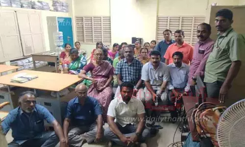 தொடக்க கல்வி அலுவலகத்தில் ஆசிரியர்கள் உள்ளிருப்பு போராட்டம் தொடக்க கல்வி அலுவலகத்தில் ஆசிரியர்கள் உள்ளிருப்பு போராட்டம்