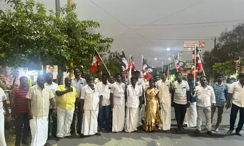 எடப்பாடி பழனிசாமி உருவப்படத்தை பாஜகவினர் தீ வைத்து எரித்ததை கண்டித்து அதிமுகவினர் போராட்டம்