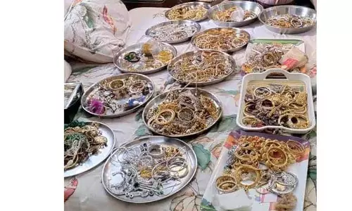 அமலாக்கத்துறை சோதனையில் ரூ.5½ கோடி நகை, ரூ.1¼ கோடி ரொக்கம் சிக்கியது அமலாக்கத்துறை சோதனையில் ரூ.5½ கோடி நகை, ரூ.1¼ கோடி ரொக்கம் சிக்கியது