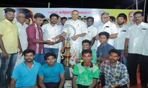 கிரிக்கெட் போட்டியில்வெற்றி பெற்ற அணிகளுக்கு பரிசு