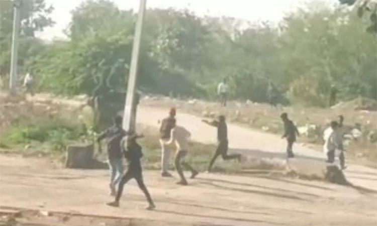 வண்ணப்பொடிகளுக்கு பதிலாக கற்களை வீசி ஹோலி கொண்டாடிய வடமாநிலத்தவர்: 30க்கும் மேற்பட்டோர் காயம்!