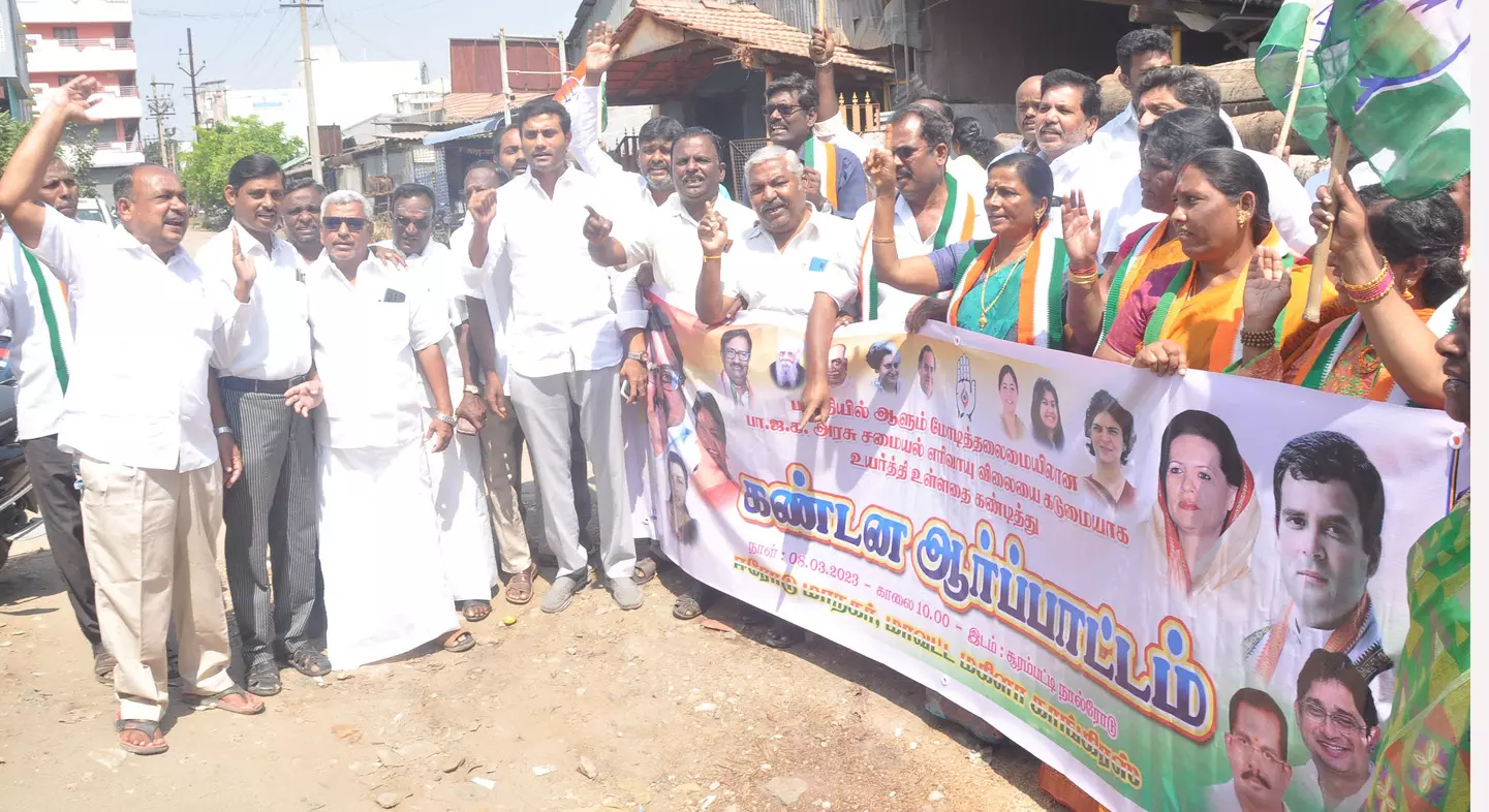 கியாஸ் சிலிண்டர் விலை உயர்வை கண்டித்துகாங்கிரஸ் கட்சியினர் ஆர்ப்பாட்டம் கியாஸ் சிலிண்டர் விலை உயர்வை கண்டித்துகாங்கிரஸ் கட்சியினர் ஆர்ப்பாட்டம்