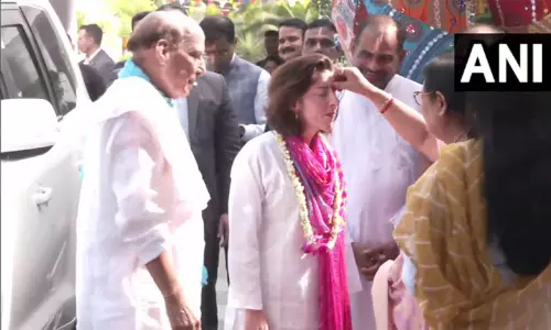 டெல்லி: மத்திய மந்திரி இல்லத்தில் நடனம் ஆடி ஹோலி கொண்டாடிய அமெரிக்க வர்த்தக மந்திரி டெல்லி: மத்திய மந்திரி இல்லத்தில் நடனம் ஆடி ஹோலி கொண்டாடிய அமெரிக்க வர்த்தக மந்திரி