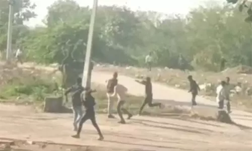 வண்ணப்பொடிகளுக்கு பதிலாக கற்களை வீசி ஹோலி கொண்டாடிய வடமாநிலத்தவர்: 30க்கும் மேற்பட்டோர் காயம்! வண்ணப்பொடிகளுக்கு பதிலாக கற்களை வீசி ஹோலி கொண்டாடிய வடமாநிலத்தவர்: 30க்கும் மேற்பட்டோர் காயம்!