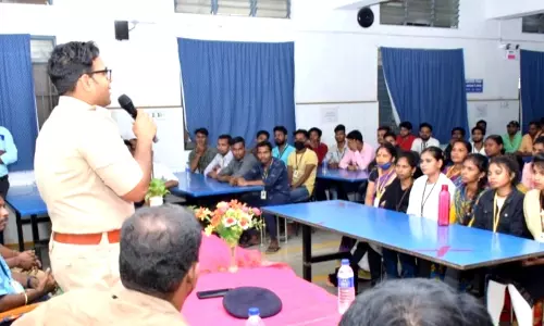 வடமாநில தொழிலாளர்களிடம் போலீஸ் சூப்பிரண்டு விழிப்புணர்வு வடமாநில தொழிலாளர்களிடம் போலீஸ் சூப்பிரண்டு விழிப்புணர்வு