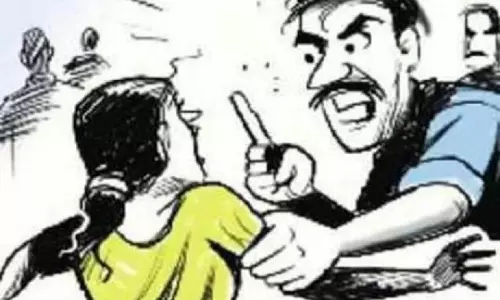 இளம் பெண்ணுக்கு கொலை மிரட்டல் இளம் பெண்ணுக்கு கொலை மிரட்டல்