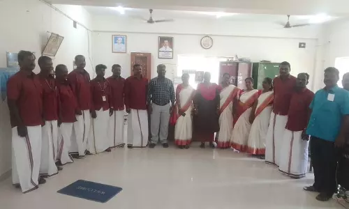 வேட்டி, சட்டை அணிந்து ஒரே சீருடையில் வந்த ஊழியர்கள்