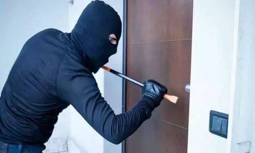 தொழிலாளி வீட்டில் பணம் திருட்டு