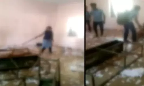 அரசு பள்ளியில் பொருட்களை அடித்து நொறுக்கிய மாணவ மாணவிகள் சஸ்பெண்ட்...!