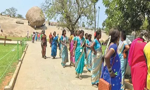 உலக மகளிர் தினத்தையொட்டி மாமல்லபுரம் புராதன சின்னங்களை கட்டணமின்றி கண்டுகளித்த சுற்றுலா பயணிகள்