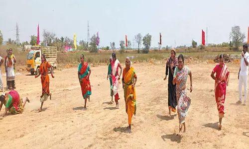 மகளிர் தின விழாவில் மூதாட்டிகள் பங்கேற்ற ஓட்டப்பந்தய போட்டி மகளிர் தின விழாவில் மூதாட்டிகள் பங்கேற்ற ஓட்டப்பந்தய போட்டி