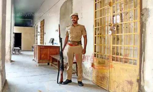 வினாத்தாள் மையங்களுக்கு துப்பாக்கி ஏந்திய போலீஸ் பாதுகாப்பு