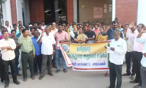 கடலூர் கலெக்டர் அலுவலகத்தில் வருவாய்த்துறை அலுவலர் சங்கத்தினர் ஆர்ப்பாட்டம்