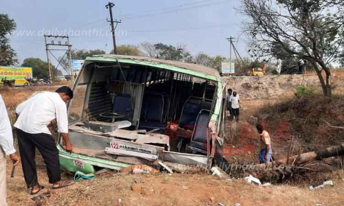10 அடி பள்ளத்தில் இறங்கிய பஸ்; 30 பேர் காயம் 10 அடி பள்ளத்தில் இறங்கிய பஸ்; 30 பேர் காயம்