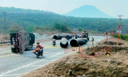 தொப்பூர் கணவாயில்லாரி கவிழ்ந்து விபத்து; டிரைவர் படுகாயம்2 மணி நேரம் போக்குவரத்து பாதிப்பு தொப்பூர் கணவாயில்லாரி கவிழ்ந்து விபத்து; டிரைவர் படுகாயம்2 மணி நேரம் போக்குவரத்து பாதிப்பு