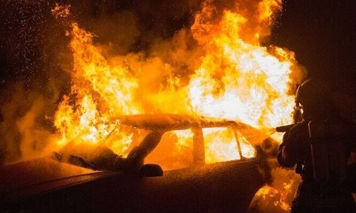 ஓடும் காரில் திடீரென தீப்பிடித்தது