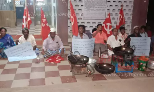 தள்ளுவண்டி கடைக்காரர்கள் பாத்திரங்களுடன் போராட்டம்