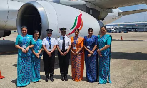 இலங்கையில் இருந்து திருச்சிக்கு விமானத்தை இயக்கி வந்த பெண்கள்
