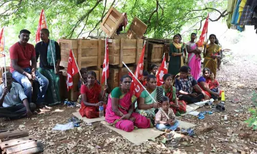 ெரயில்வே சுமை பணி தொழிலாளர்கள் குடும்பத்துடன் காத்திருப்பு போராட்டம் ெரயில்வே சுமை பணி தொழிலாளர்கள் குடும்பத்துடன் காத்திருப்பு போராட்டம்