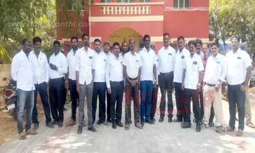 போலீஸ் நிலையத்தை வக்கீல்கள் முற்றுகை