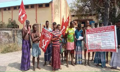 சுமை தூக்கும் தொழிலாளர்கள் ஆர்ப்பாட்டம்