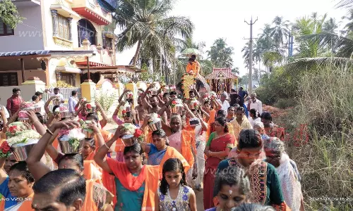 மண்டைக்காடு கோவிலில் மாசி கொடை விழா: மணவாளக்குறிச்சி மணல் ஆலையில் இருந்து சந்தன குட பவனி மண்டைக்காடு கோவிலில் மாசி கொடை விழா: மணவாளக்குறிச்சி மணல் ஆலையில் இருந்து சந்தன குட பவனி