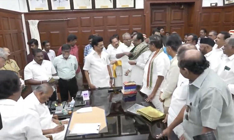 முதல்-அமைச்சர் மு.க.ஸ்டாலின் முன்னிலையில்  சட்டமன்ற உறுப்பினராக பதவியேற்றார் ஈ.வி.கே.எஸ் இளங்கோவன்...!