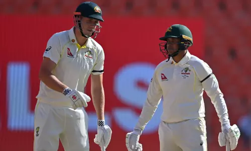 கையில் கருப்பு பட்டை அணிந்து ஆடும் ஆஸ்திரேலிய வீரர்கள் - காரணம் என்ன...?