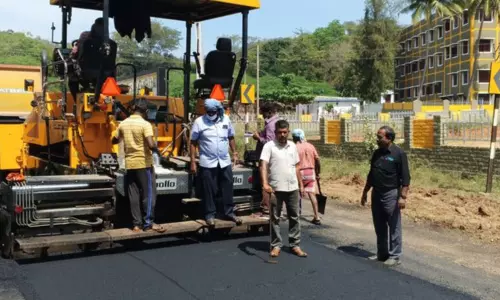 மாமல்லபுரத்தில் ரூ.1¼ கோடியில் தார் சாலை அமைக்கும் பணி தொடக்கம்